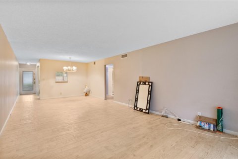 Condo in Coconut Creek, Florida, 2 bedrooms  № 1100434 - photo 8