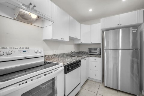 Condo in Aventura, Florida, 2 bedrooms  № 1345741 - photo 8