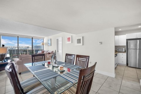 Condo in Aventura, Florida, 2 bedrooms  № 1345741 - photo 11