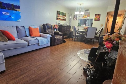 Condo in Pembroke Pines, Florida, 1 bedroom  № 1345790 - photo 11