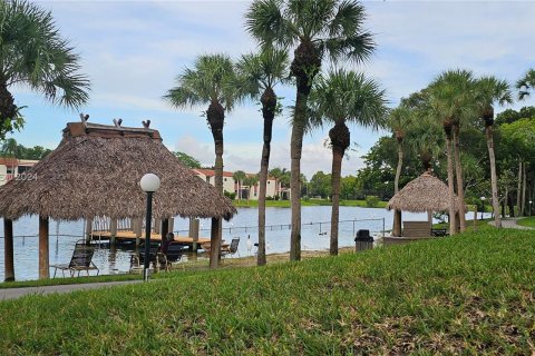 Condo in Pembroke Pines, Florida, 1 bedroom  № 1345790 - photo 16