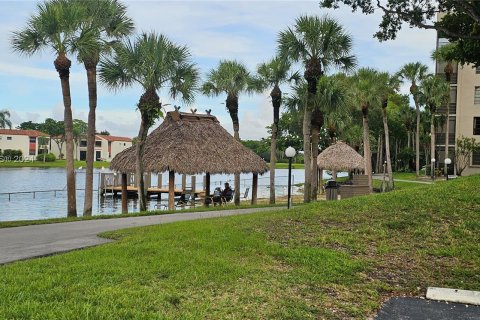 Condo in Pembroke Pines, Florida, 1 bedroom  № 1345790 - photo 15