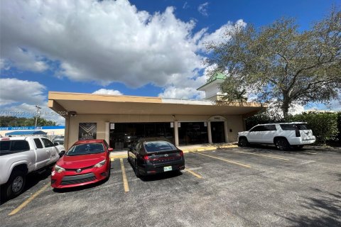 Commercial property in Miami, Florida № 1019330 - photo 6