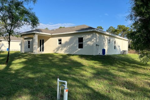 House in Lehigh Acres, Florida 3 bedrooms № 1075136 - photo 2
