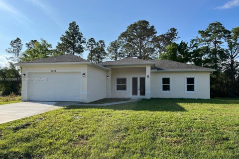 House in Lehigh Acres, Florida 3 bedrooms № 1075136 - photo 1