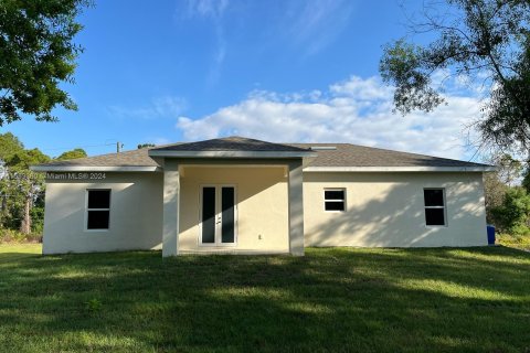 House in Lehigh Acres, Florida 3 bedrooms № 1075136 - photo 3
