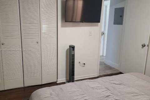 Condo in Hialeah, Florida, 2 bedrooms  № 1345000 - photo 10