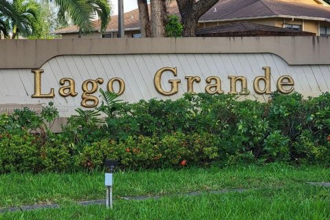 Condo in Hialeah, Florida, 2 bedrooms  № 1345000 - photo 1