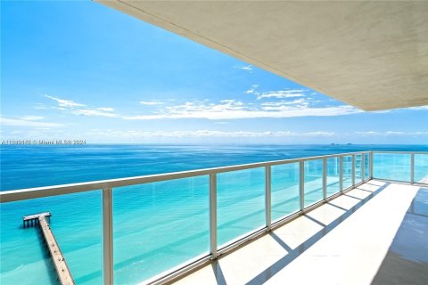 Condo in Sunny Isles Beach, Florida, 2 bedrooms  № 1331547 - photo 1