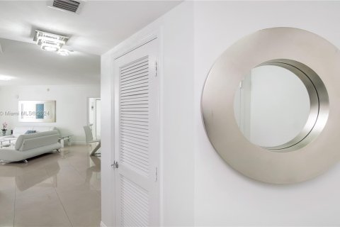 Condo in Sunny Isles Beach, Florida, 2 bedrooms  № 1331547 - photo 10