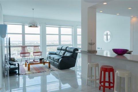 Condo in Miami Beach, Florida, 3 bedrooms  № 1331225 - photo 1