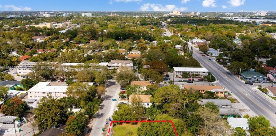 Commercial property in Miami, Florida № 1098166