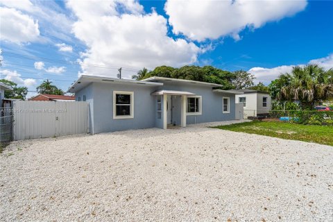 House in Opa-locka, Florida 4 bedrooms, 95.88 sq.m. № 1074356 - photo 5
