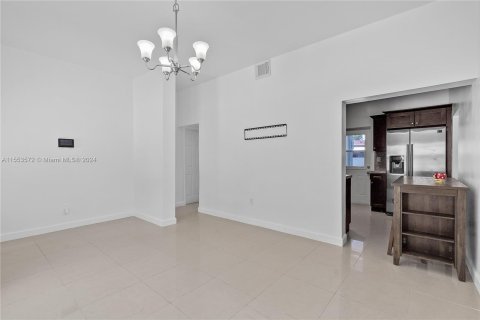 Casa en venta en Opa-locka, Florida, 4 dormitorios, 95.88 m2 № 1074356 - foto 14