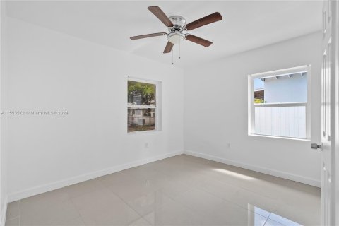 Casa en venta en Opa-locka, Florida, 4 dormitorios, 95.88 m2 № 1074356 - foto 22