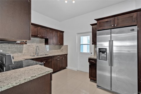 Casa en venta en Opa-locka, Florida, 4 dormitorios, 95.88 m2 № 1074356 - foto 3
