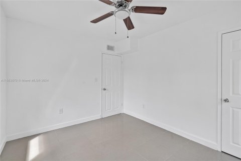 House in Opa-locka, Florida 4 bedrooms, 95.88 sq.m. № 1074356 - photo 27