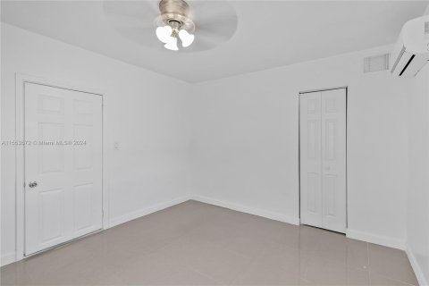 House in Opa-locka, Florida 4 bedrooms, 95.88 sq.m. № 1074356 - photo 21