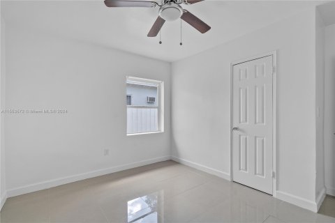 House in Opa-locka, Florida 4 bedrooms, 95.88 sq.m. № 1074356 - photo 23