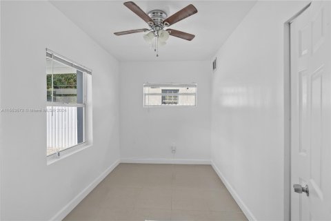 House in Opa-locka, Florida 4 bedrooms, 95.88 sq.m. № 1074356 - photo 19