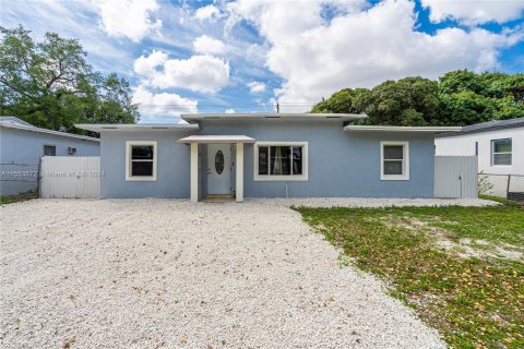 House in Opa-locka, Florida 4 bedrooms, 95.88 sq.m. № 1074356 - photo 1