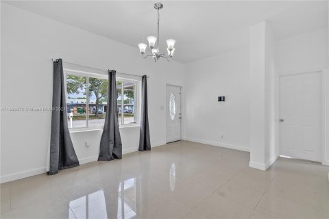 Villa ou maison à vendre à Opa-locka, Floride: 4 chambres, 95.88 m2 № 1074356 - photo 15