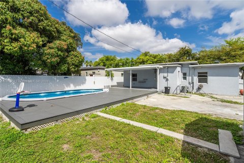 Casa en venta en Opa-locka, Florida, 4 dormitorios, 95.88 m2 № 1074356 - foto 11
