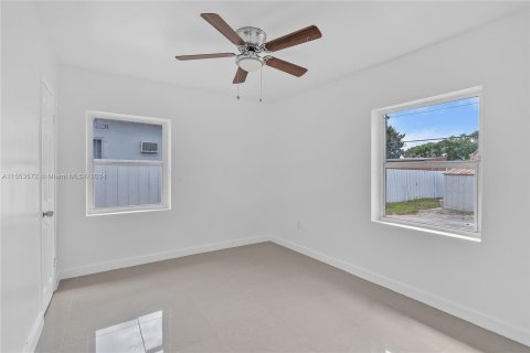 Casa en venta en Opa-locka, Florida, 4 dormitorios, 95.88 m2 № 1074356 - foto 26