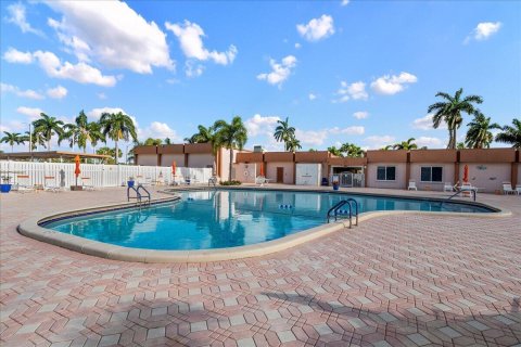 Villa ou maison à vendre à West Palm Beach, Floride: 2 chambres, 77.02 m2 № 1163015 - photo 2