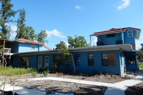 House in Punta Gorda, Florida 5 bedrooms, 263.29 sq.m. № 1297370 - photo 12