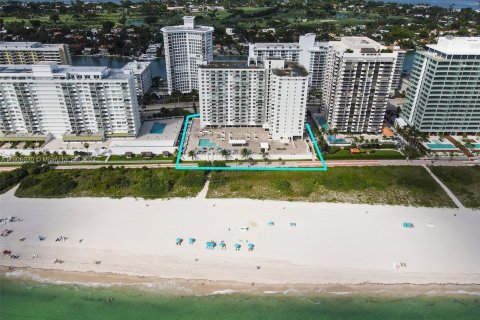 Condominio en venta en Miami Beach, Florida, 2 dormitorios, 95.78 m2 № 1228008 - foto 2