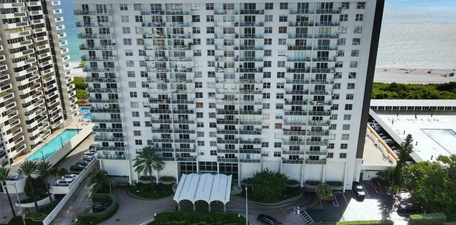 Condominio en Miami Beach, Florida, 2 dormitorios  № 1228008