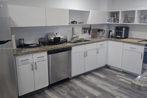 Condo in Miami Beach, Florida, 1 bedroom  № 1242040 - photo 10