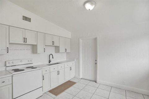 House in Miami, Florida 2 bedrooms, 64.38 sq.m. № 1242042 - photo 5