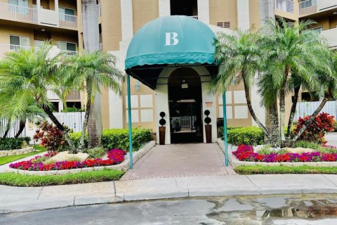 Condo in Tamarac, Florida, 2 bedrooms  № 1058949 - photo 19