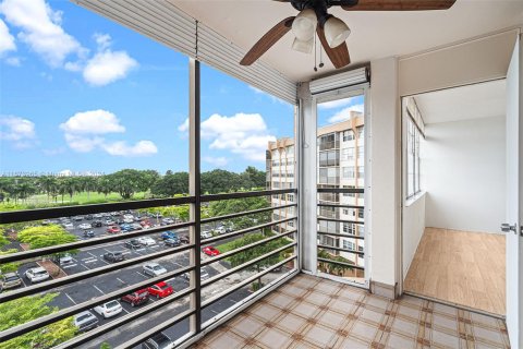 Condominio en alquiler en Pembroke Pines, Florida, 1 dormitorio, 68.75 m2 № 1397552 - foto 6