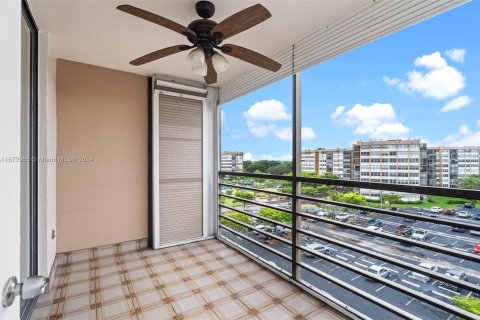 Condominio en alquiler en Pembroke Pines, Florida, 1 dormitorio, 68.75 m2 № 1397552 - foto 5