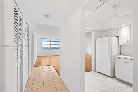 Condominio en alquiler en Pembroke Pines, Florida, 1 dormitorio, 68.75 m2 № 1397552 - foto 18