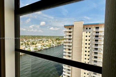 Condominio en alquiler en Hollywood, Florida, 2 dormitorios, 113.15 m2 № 1397551 - foto 16