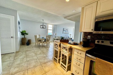 Condominio en alquiler en Hollywood, Florida, 2 dormitorios, 113.15 m2 № 1397551 - foto 5