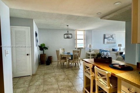 Condominio en alquiler en Hollywood, Florida, 2 dormitorios, 113.15 m2 № 1397551 - foto 9