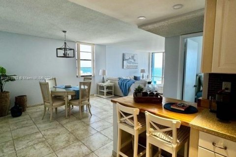 Condominio en alquiler en Hollywood, Florida, 2 dormitorios, 113.15 m2 № 1397551 - foto 3