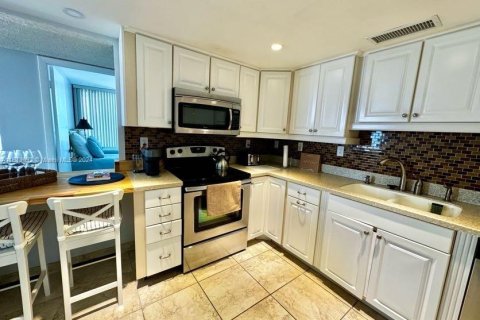 Condominio en alquiler en Hollywood, Florida, 2 dormitorios, 113.15 m2 № 1397551 - foto 4