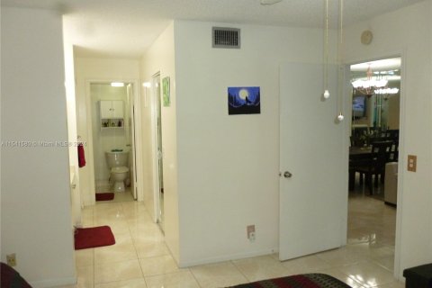 Condo in Pembroke Pines, Florida, 2 bedrooms  № 1049611 - photo 16