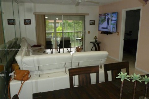 Condo in Pembroke Pines, Florida, 2 bedrooms  № 1049611 - photo 13