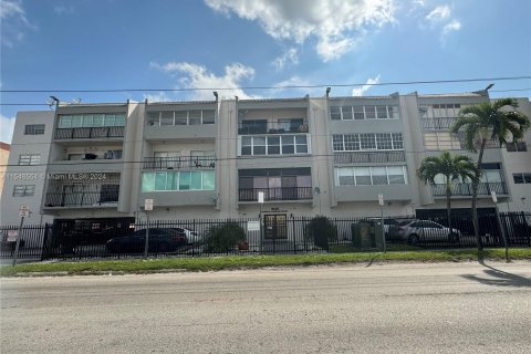 Condominio en venta en Hialeah, Florida, 2 dormitorios, 83.61 m2 № 1058688 - foto 1