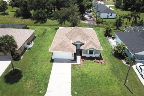 Villa ou maison à vendre à Rotonda, Floride: 3 chambres, 151.62 m2 № 1359666 - photo 1