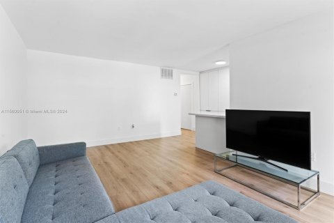 Condo in Miami Beach, Florida, 1 bedroom  № 1097008 - photo 7