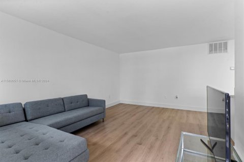 Condo in Miami Beach, Florida, 1 bedroom  № 1097008 - photo 11