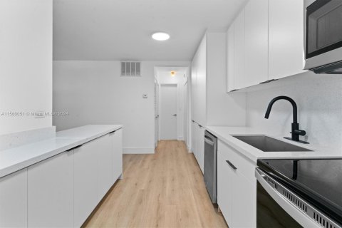 Condo in Miami Beach, Florida, 1 bedroom  № 1097008 - photo 2